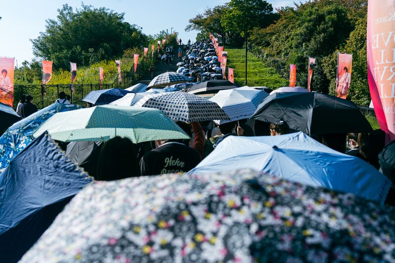 ファイル:「SERVE ALL AREA」の待機列.jpg